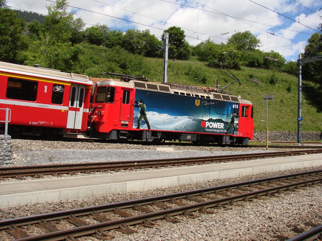 Ge 4/4 II 615 mit ein Regio Zug von Filisur bis Davos - Ausgang des Bf. FILISUR - 20-06-2011