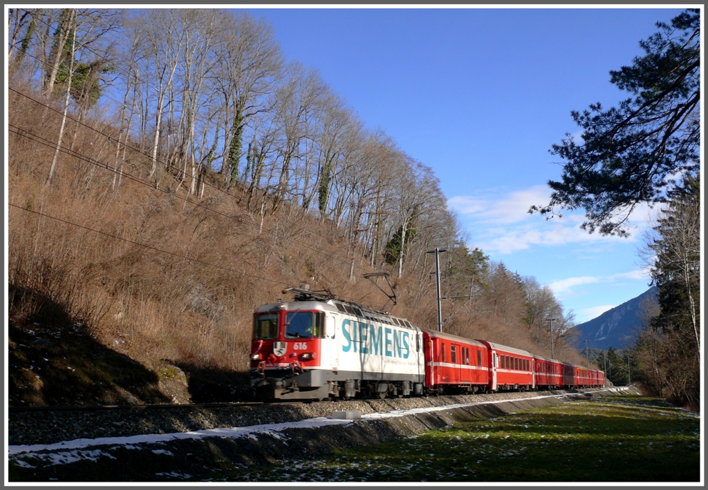 Ge 4/4 II 616  Filisur  ist mit RE1236 oberhalb Reichenau-T. unterwegs nach Disentis. Ein weiteres vermeintliches Herbstbild... (22.12.2010)


