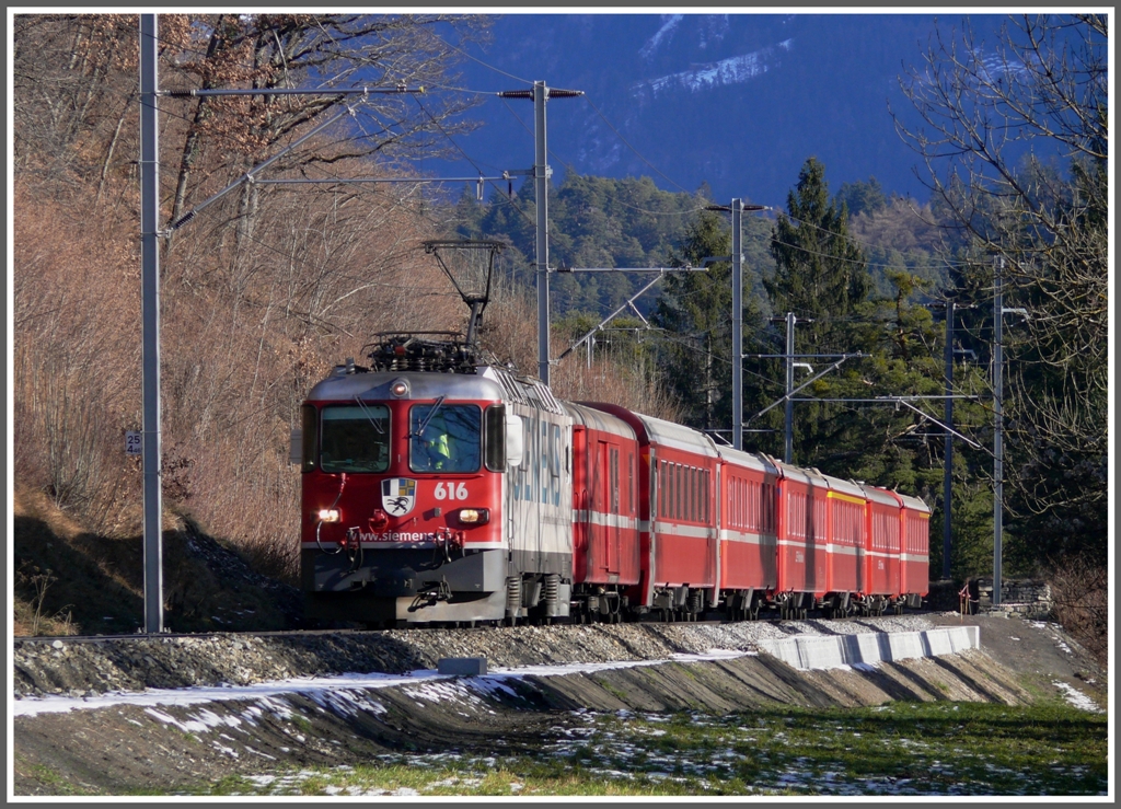 Ge 4/4 II 616  Filisur  ist mit RE1236 oberhalb Reichenau-T. unterwegs nach Disentis. (22.12.2010)