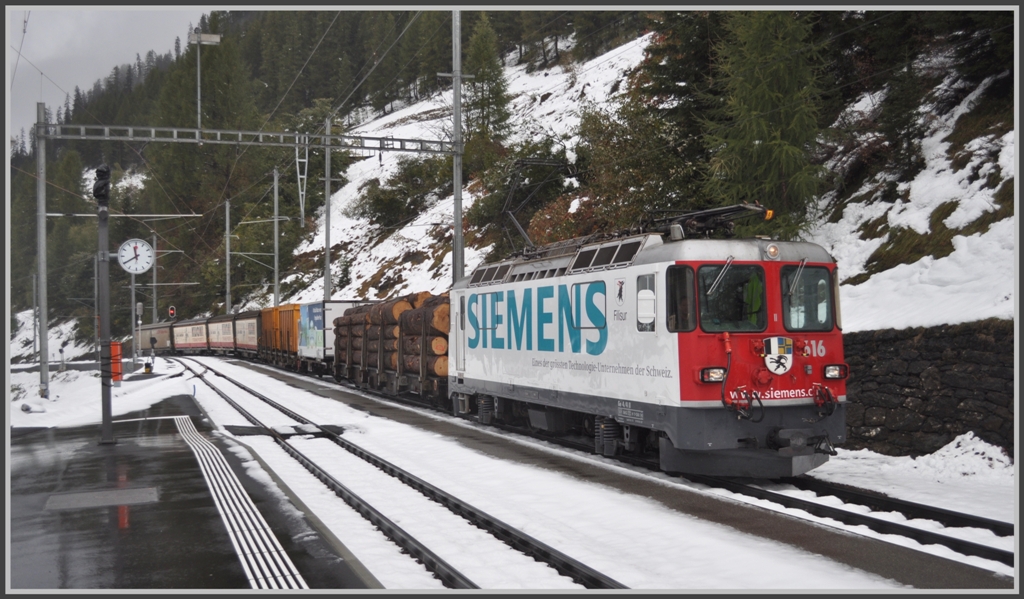 Ge 4/4 II 616  Filisur  fhrt mit einem Gterzug in Bergn/Bravuogn ein. (10.10.2011)