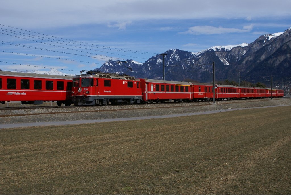 Ge 4/4 II 616 nhert sich am 22.2.10 Felsberg mit einem Regio-Express nach Disentis.