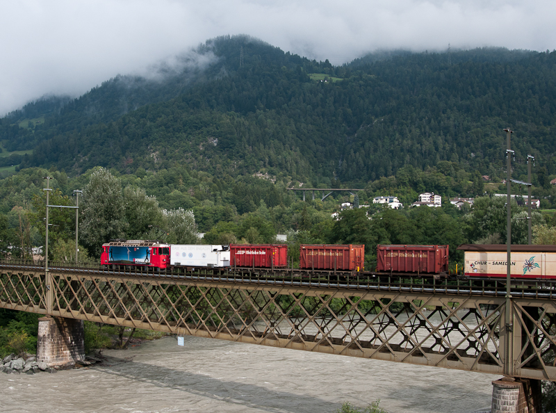 Ge 4/4 II 617  Ilanz  am 8. August 2011 mit Gterzug auf der Rheinbrcke bei Reichenau-Tamins.