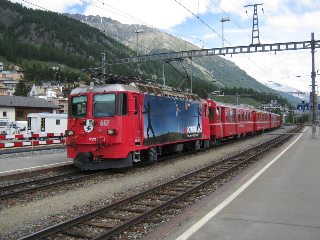 Ge 4/4 II 617 mit RE 1327 bei Einfahrt in Samedan. Hinter der Lok ist der BDt 1723, ein AB, ein B, ein zweiter BDt (1722) sowie ein Gterwagen angehngt, 03.06.2011.