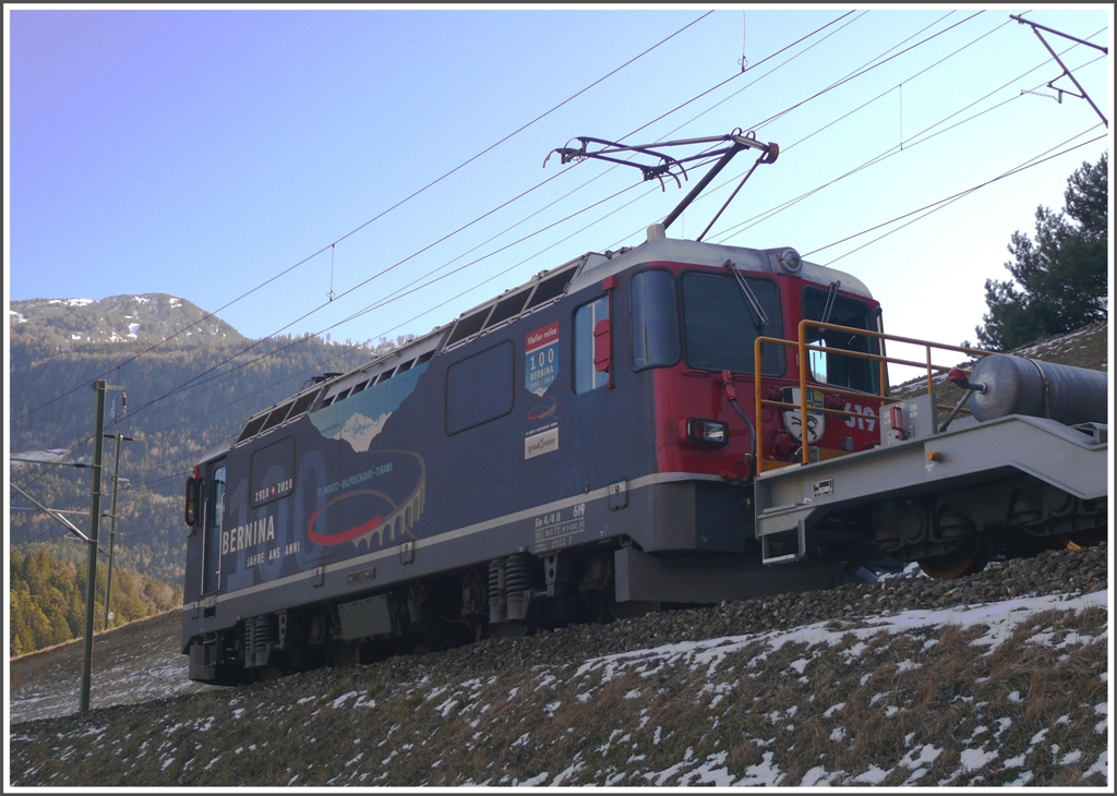 Ge 4/4 II 619  Samedan  wartet bei der Verzweigung in Reichenau-Tamins auf freie Fahrt. (08.02.2011)