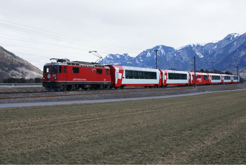 Ge 4/4 II 620 zieht am 22.2.10 den Glacier Express 903 von Chur Richtung Felsberg.