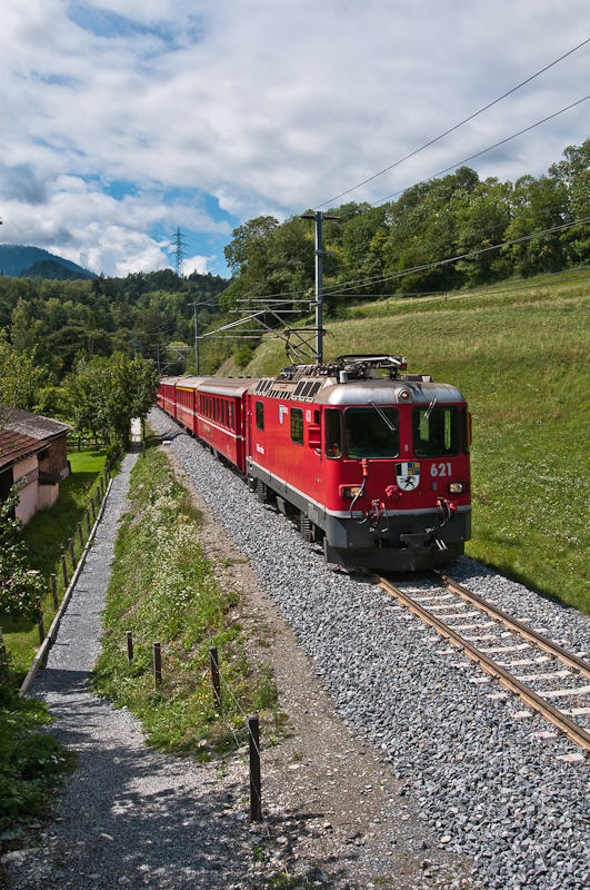 Ge 4/4 II 621  Felsberg  am 8. August 2011 mit dem RE 1245 (Diesentis/Muster - Scuol-Tarasp) zwischen Trin und Reichenau-Tamins.