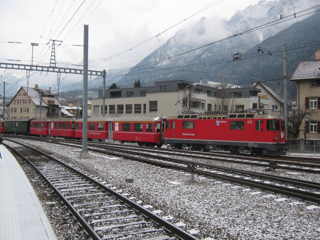 Ge 4/4 II 621 mit einer Zugskomposition der Arosabahn beim rangieren in Chur, 26.12.2010. Whrend der Wintersaison kommt es auf dem Netz der RhB immer wieder zu Rollmaterialengpssen. Der 1. Klasswagen, sowie der Dampfwagen mit offener Plattform sind bereits nicht mehr offiziell im Planbetrieb, aber an solchen Tagen verkehren alle verfgbaren Wagen.
