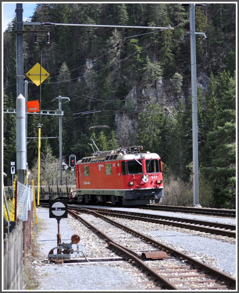 Ge 4/4 II 621 mit einem Gterzug in Trin. Auch auf kleinen Stationen gilt es eine Unzahl von Signalen und Tafeln zu beachten. (12.04.2012)