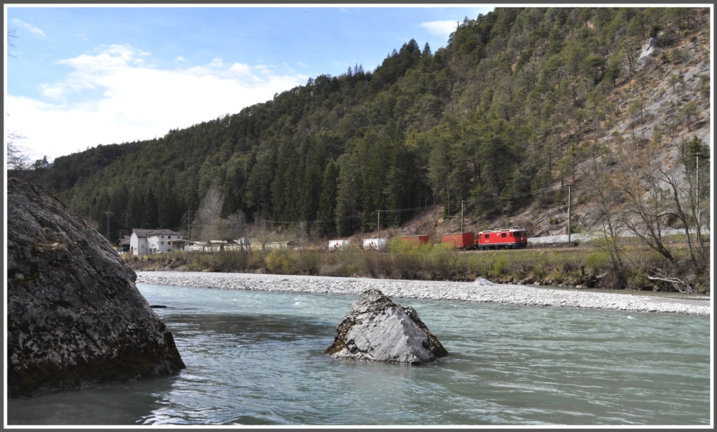 Ge 4/4 II 621 mit Valserwasserzug beim Kraftwerk Pintrun in Trin. (12.04.2012)