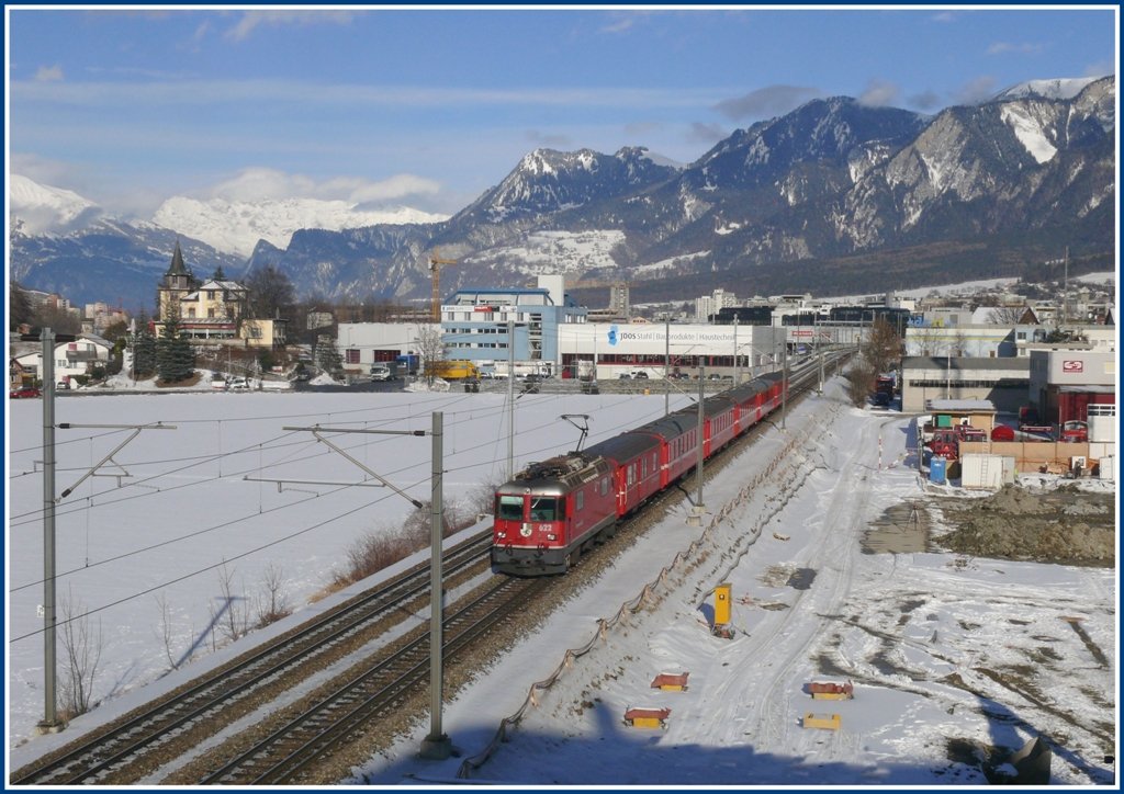 Ge 4/4 II 622  Arosa  zieht den RE1240 am Restaurant Rheinfels vorbei Richtung Disentis/Mustr. (03.02.2010)