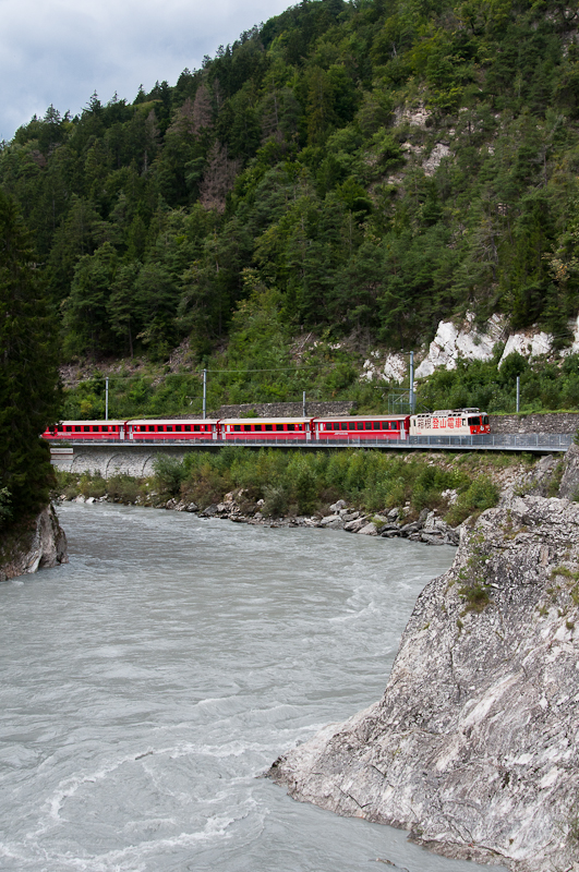 Ge 4/4 II 622  Arosa  am 8. August 2011 mit dem RE 1249 (Diesentis/Muster - Scuol-Tarasp) an der Hochwassermarke bei Trin.