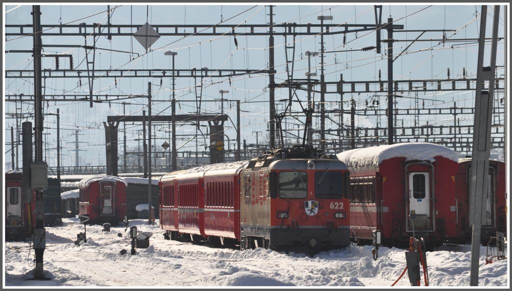 Ge 4/4 II 622  Arosa  im verschneiten Bahnhof Landquart. (23.12.2011)