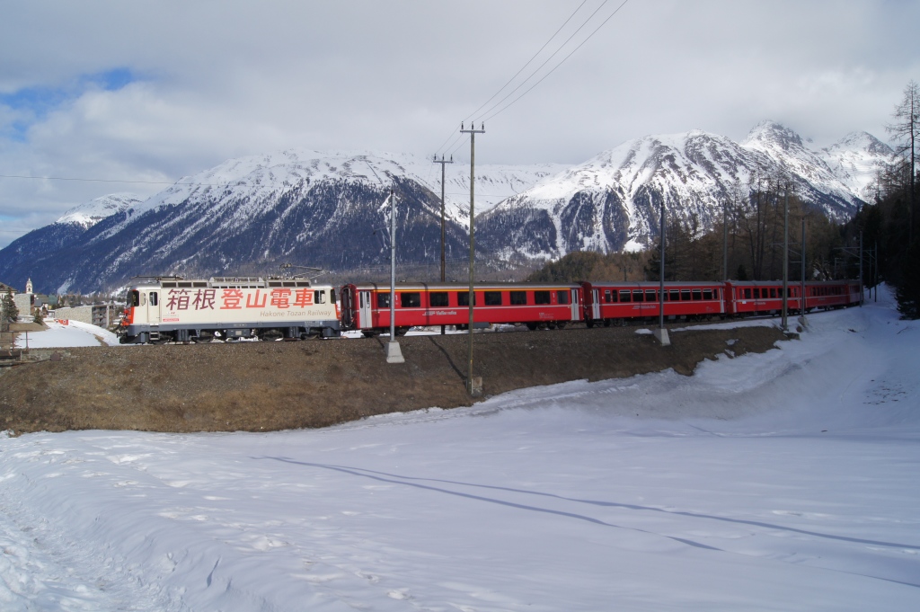 Ge 4/4 II 622 fhrt am 11.3.12 mit einem Extarzug nach S-chanf von St. Moritz Richtung Celerina.