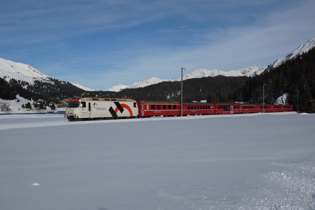 Ge 4/4 II 622 und Ge 4/4 II 628 fahren am 29.12.2012 mit einem fr den Spengler-Cup verstrkten Regio-Express dem Davoser See entlang.