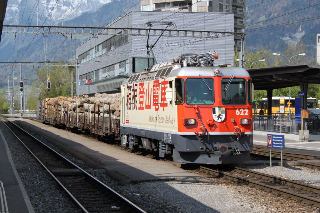 Ge 4/4 II 622 mit einem Holztransport.Landquart 13.04.11