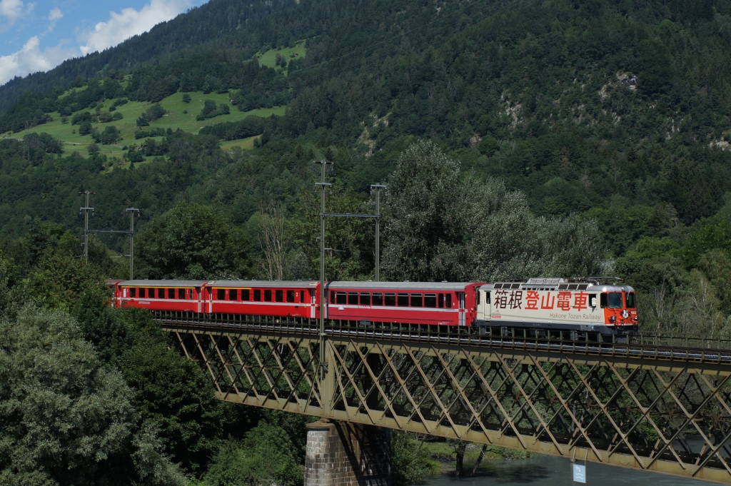 Ge 4/4 II 622 berquert am 10.7.12 den Hinterrhein bei Reichenau-Tamins.