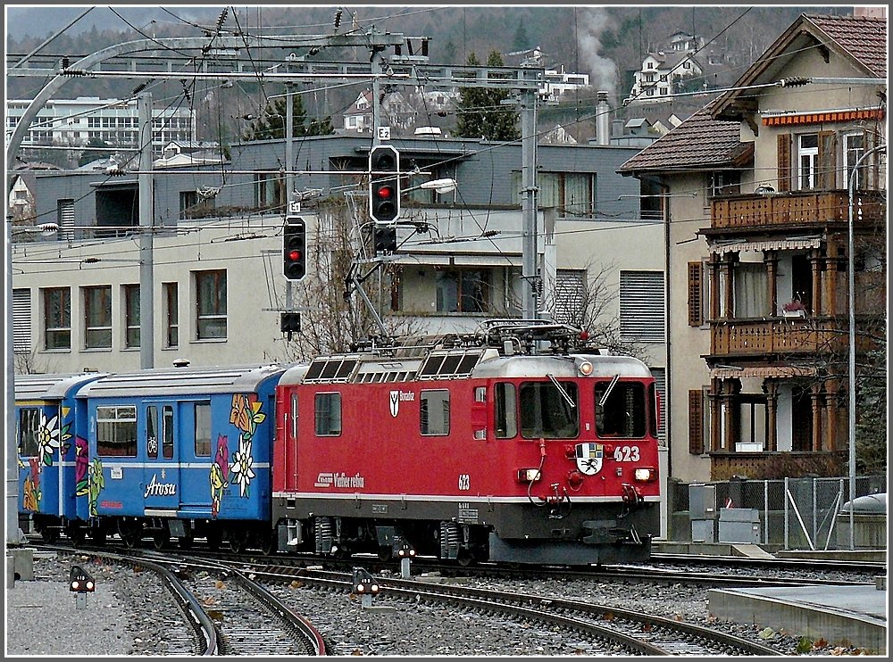 Ge 4/4 II 623  Bonaduz  rangiert am 23.12.09 mit den Arosa Express Wagen im Bahnhof von Chur. (Hans)