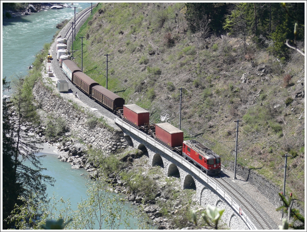 Ge 4/4 II 625  Kblis  zieht einen Gterzug durch die Vorderrheinschlucht bei Trin. (28.04.2010)