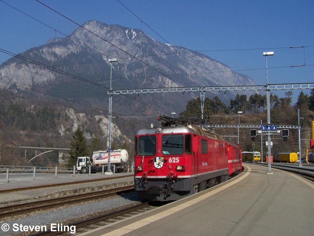 Ge 4/4 II 625 mit RE 1232 in Reichenau-Tamins (2.3.2011)