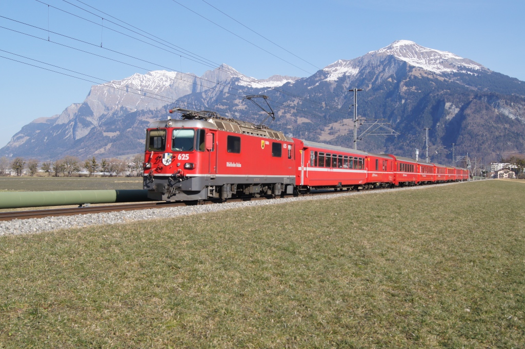 Ge 4/4 II 625 zieht am 12.2.11 den Re 1228 von Igis Richtung Zizers.