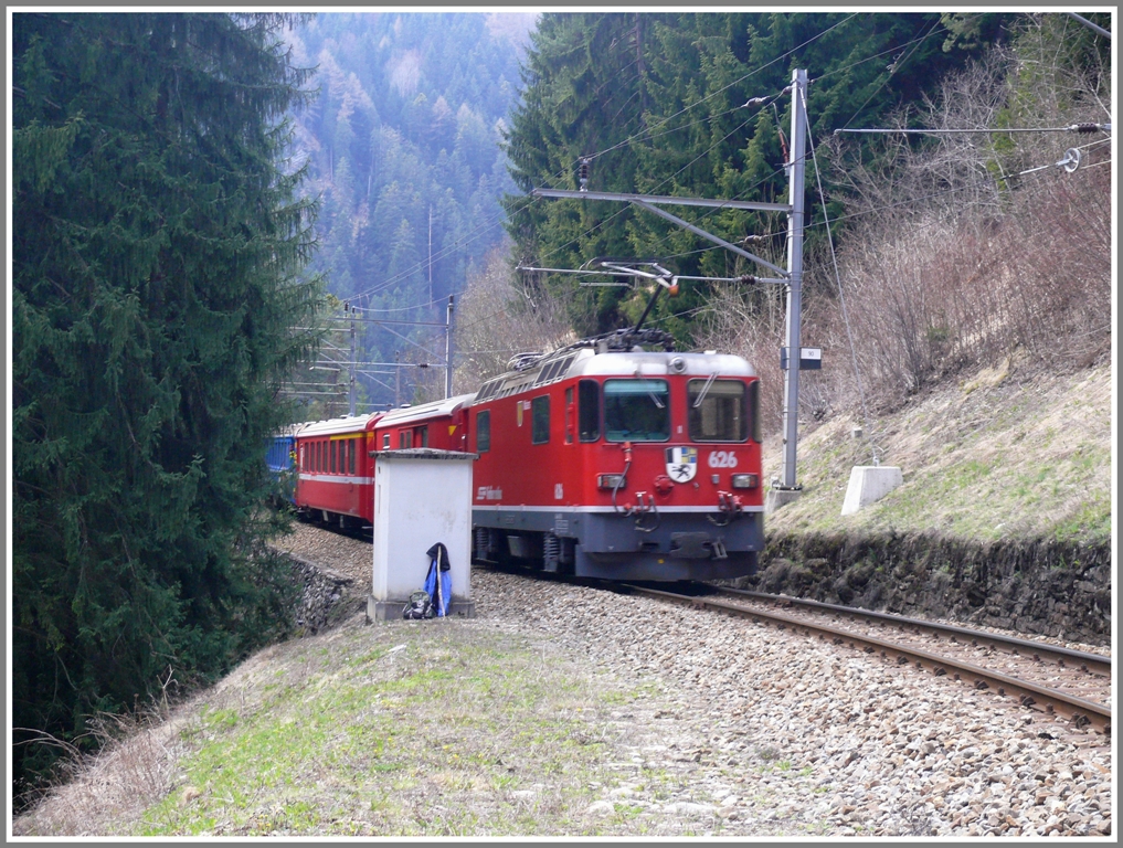 Ge 4/4 II 626  Malans  bremst den RE1440 talwrts. (11.04.2010)