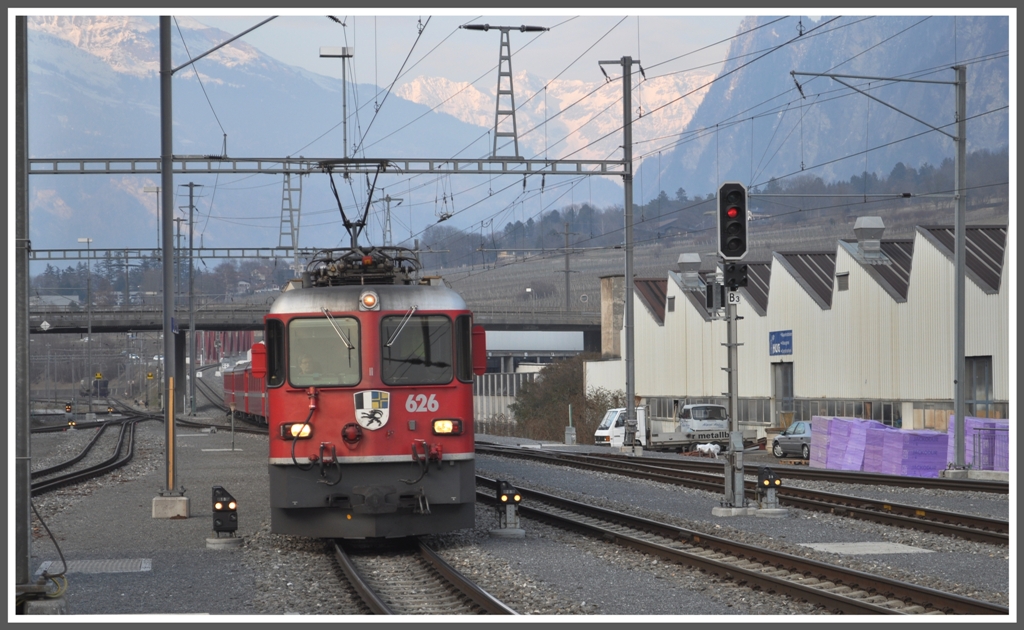 Ge 4/4 II 626  Malans  mit RE nach Disentis in Untervaz-Trimmis. (03.03.2011)