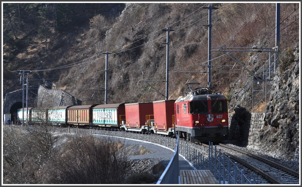 Ge 4/4 II 627  Reichenau-Tamins  verlsst mit dem Valerwasserzug unterhalb von Trin den Dabi-Tunnel. (23.02.2011)