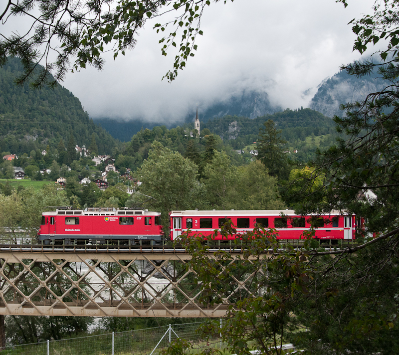 Ge 4/4 II 627  Reichenau-Tamins  am 8. August 2011 mit dem RE 1224 (Scuol-Tarasp - Diesentis/Muster). Im Hintergrund sieht man den Ort, welcher der Lok den Namen gab.