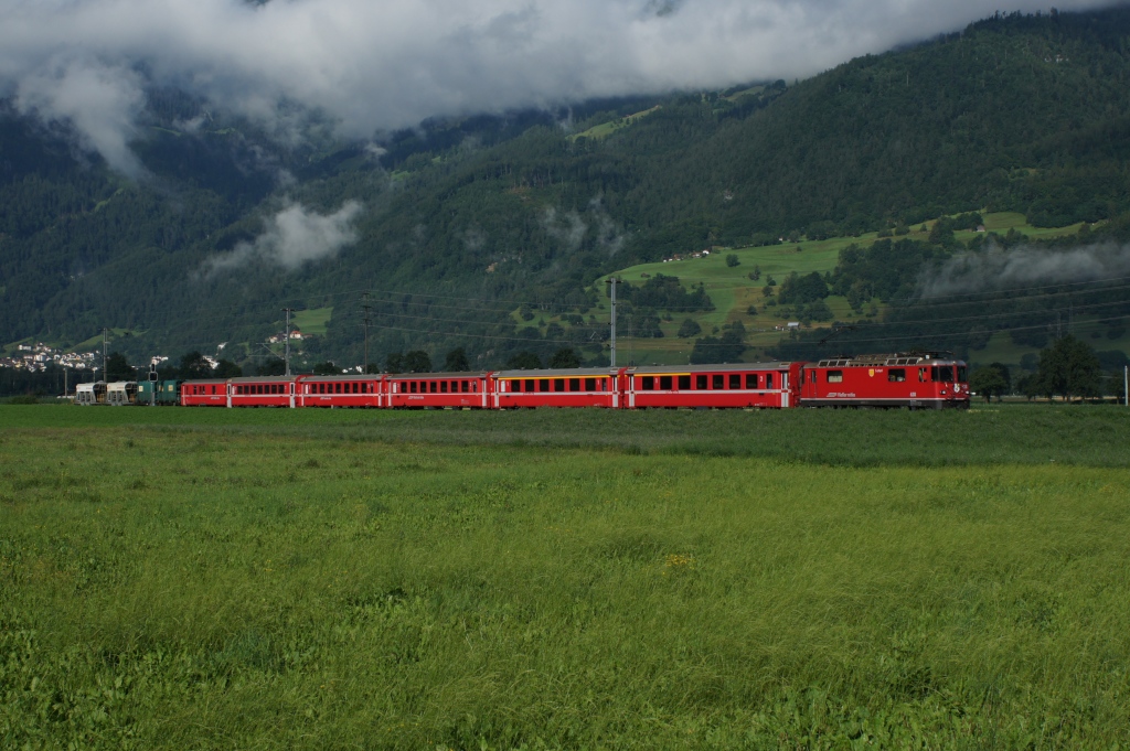 Ge 4/4 II 628 nhert sich am 10.7.12 Igis.