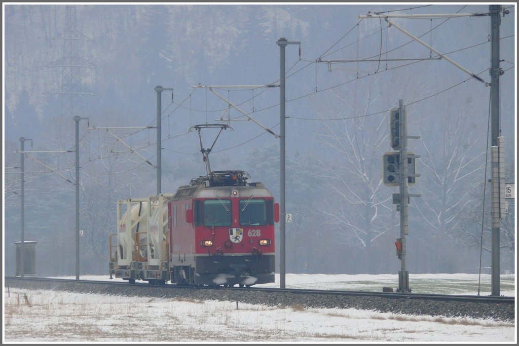 Ge 4/4 II 628  S-chanf  mit kurzem Gterzug beim Einfahrsignal von Malans. (11.03.2010)