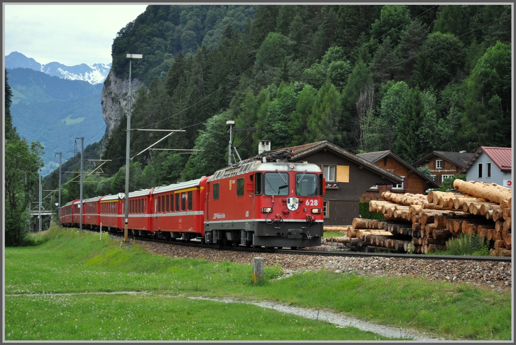 Ge 4/4 II 628  S-chanf  mit RE1245 nach Scuol/Tarasp fhrt durch Seewis-Valzeina. Der Gelndeknick ist bei der Durchfahrt im Zug deutlich zu spren. (07.06.2011)