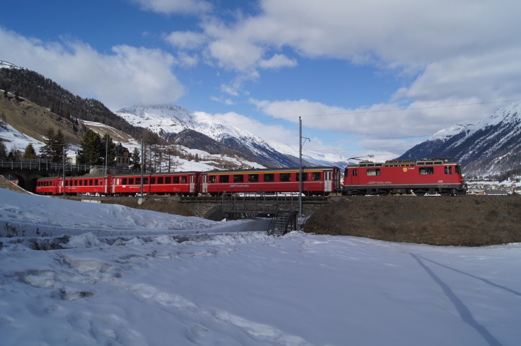 Ge 4/4 II 628 berquert am 11.3.12 mit einem Extrazug nach St. Moritz die bereits von der Wrme zerstrte Bobbahn von St. Moritz.