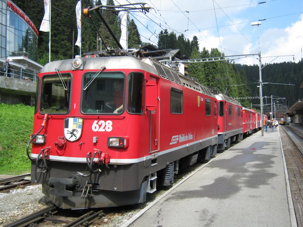 Ge 4/4 II 628+621 mit Regio 1440 im Bahnhof Arosa, 04.09.2010.