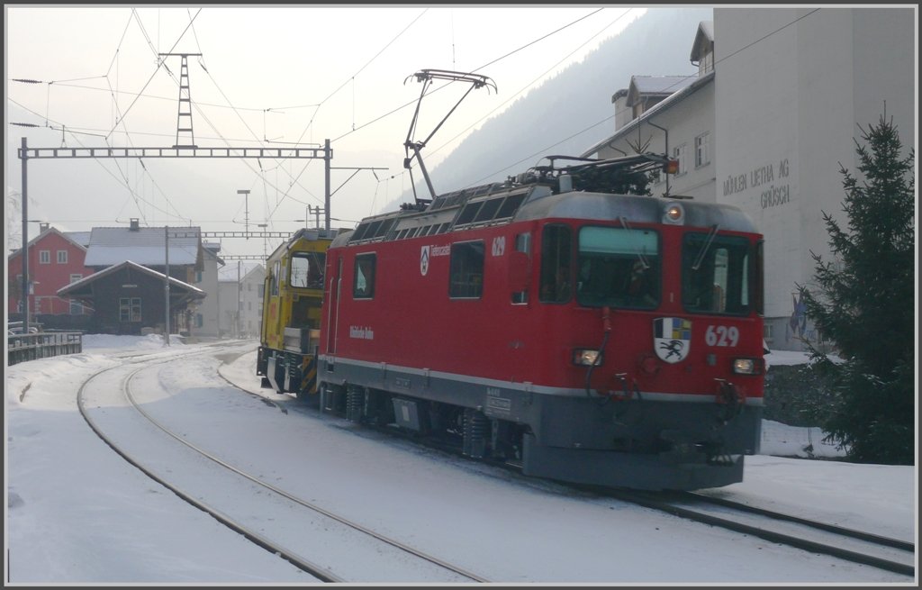 Ge 4/4 II 629  Tiefencastel  berfhrt bei Grsch den Tm 2/2 9921 nach Landquart. (12.02.2010)