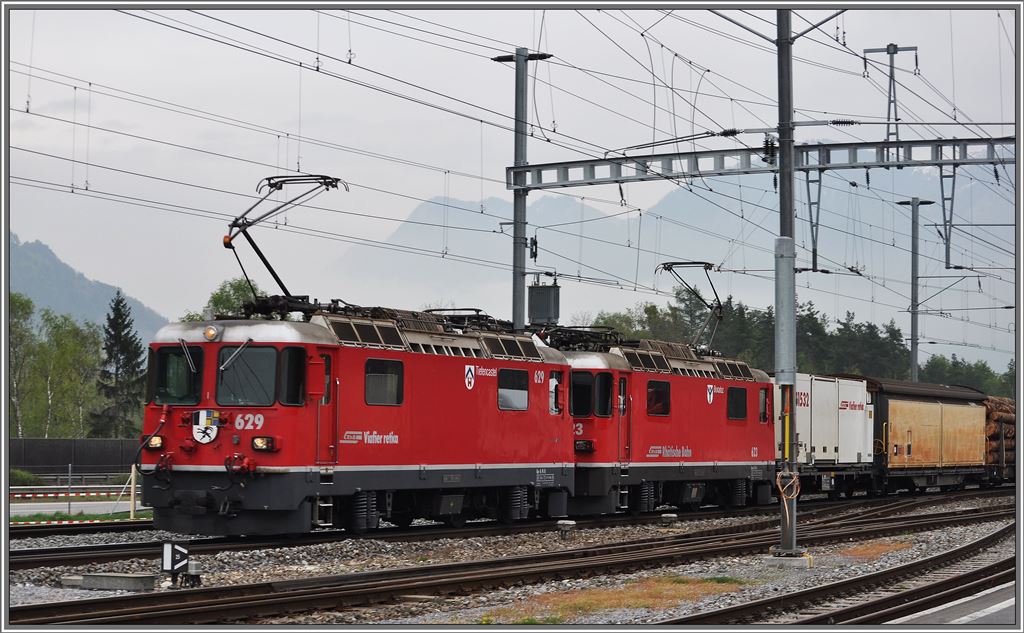Ge 4/4 II 629  Tiefencastel  und 623  Bonaduz  mit Gterzug in Felsberg. (29.04.2013)