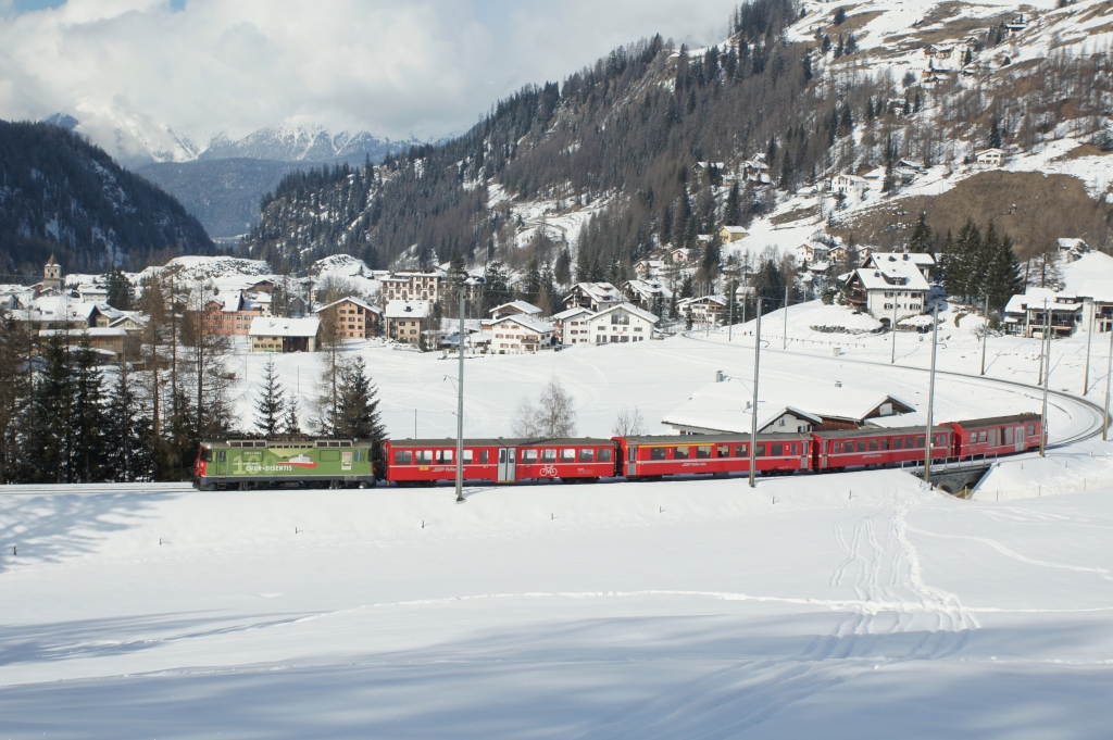 Ge 4/4 II 630 befindet sich am 17.02.2013 ausgangs von Bergn.