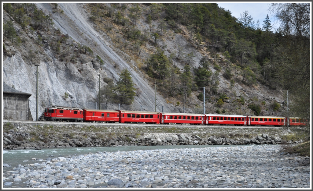 Ge 4/4 II 632  Zizers  mit RE1232 bei Trin. (12.04.2012)