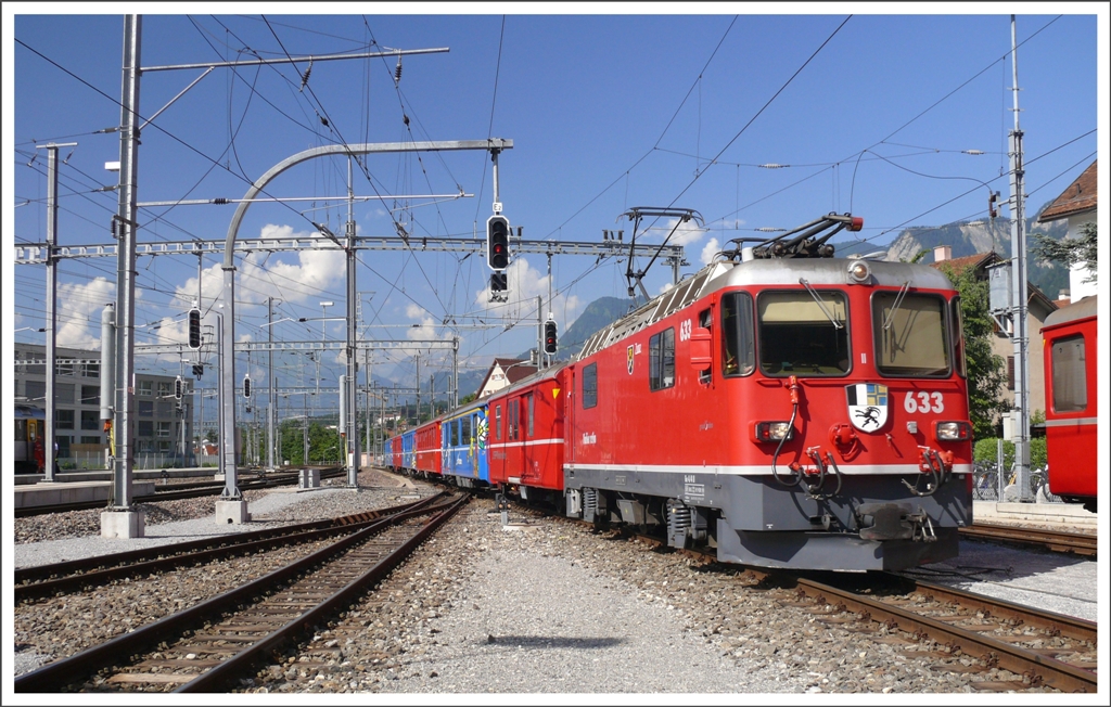 Ge 4/4 II 633  Zuoz  mir R1457 in Chur. Man knnte meinen das farbliche Gemisch sei Absicht, aber die abwechselnd roten und blauen Wagen sind doch eher Zufall. (12.07.2010)