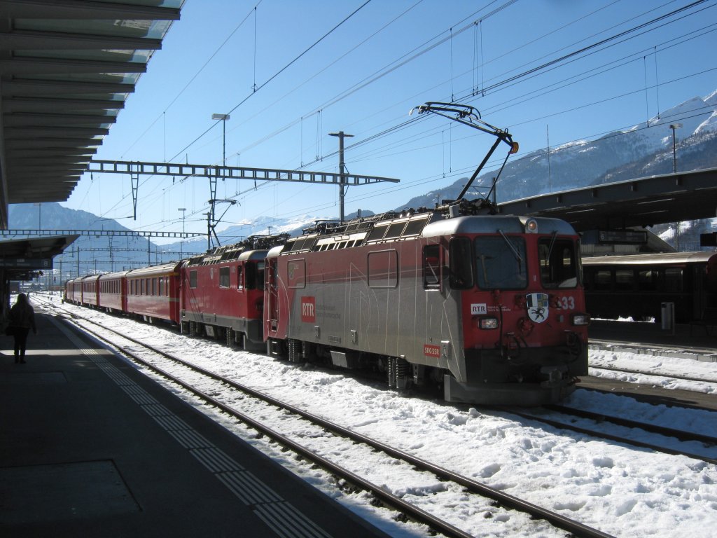 Ge 4/4 II 633+632 stehen mit dem RE 1237 in Landquart bereit. Die angehngten Wagen werden in Krze mit dem ankommenden RE aus Disentis verstrkt, 18.02.2012.