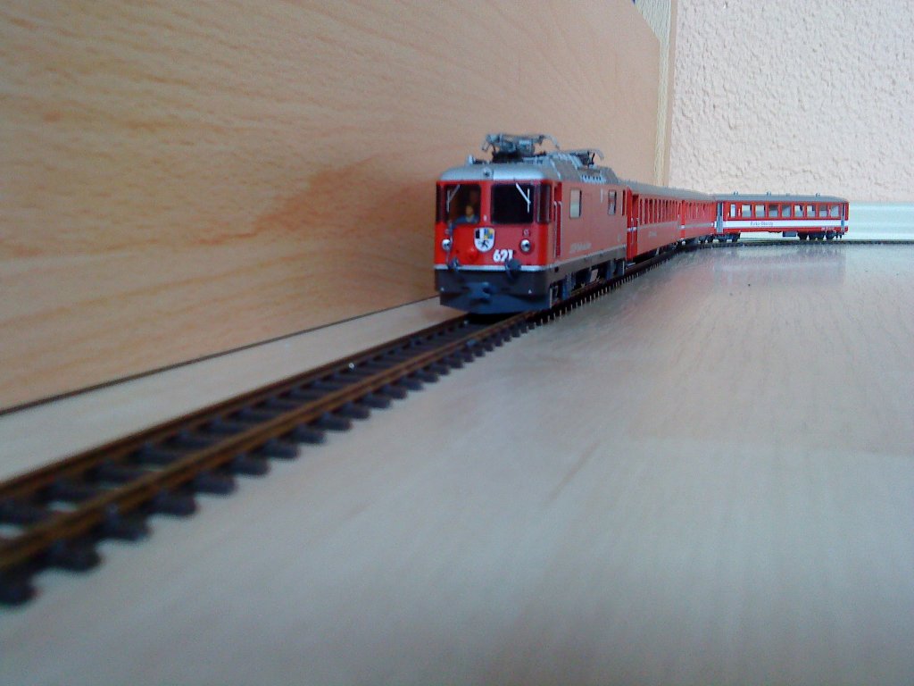 GE 4/4 II der Rhtischen Bahn,hier als H0m-Modell von der Firma Bemo.
Das Vorbild ist die RHB-Lok GE 4/4 II 621  Felsberg ,die inzwischen schon eckige Scheinwerfer erhalten hat und das Modell nun nicht mehr Vorbildgerecht ist.
