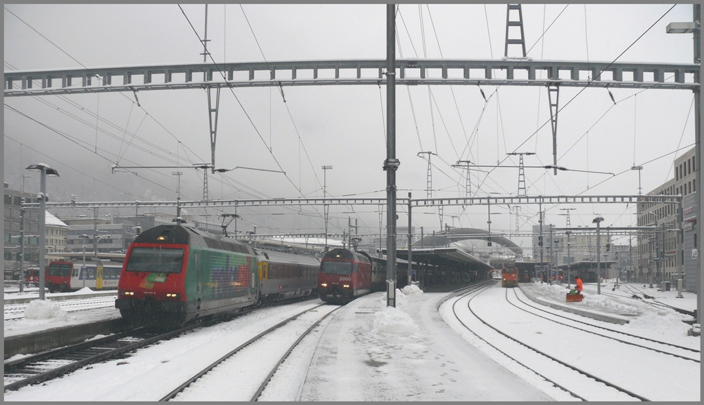 Ge 4/4 II RhB, NPZ SBB, Re 460, Re 460, Ge 3/3 214 RhB und Ge 4/4 II RhB im Bahnhof Chur. (11.12.2010)