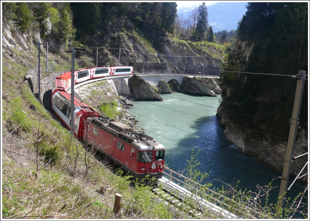 Ge 4/4 II  Zernez  zieht den GlacierExpress 903 durch die Hochwasserkurve bei Trin. (28.04.2010)