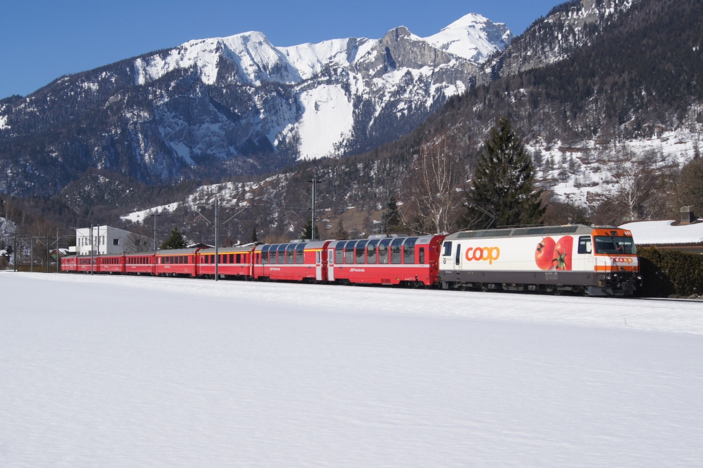 Ge 4/4 III 641 erreicht am 21.2.12 Domat/Ems.