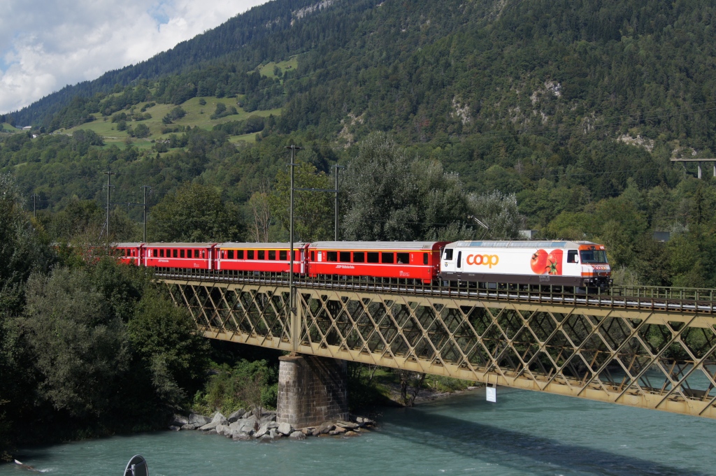 Ge 4/4 III 641 berquert am 2.9.11 mit dem RE 1136 den Hinterrhein und erreicht in Krze Reichenau-Tamins.