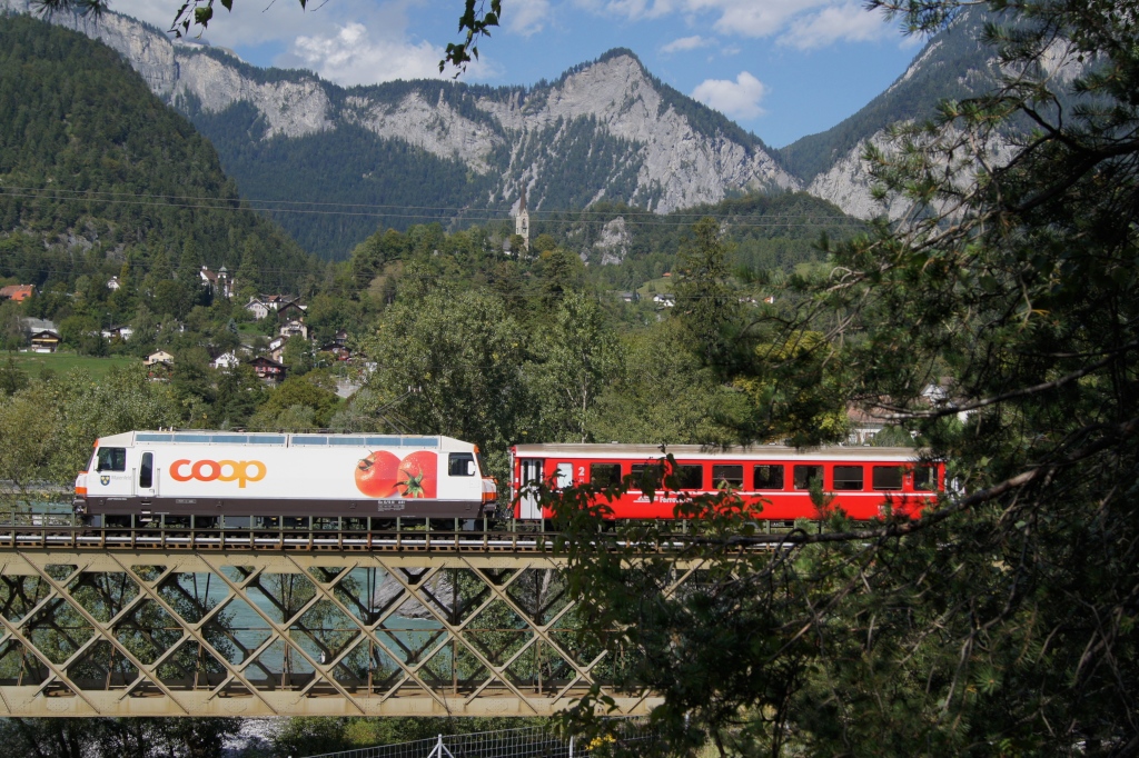 Ge 4/4 III 641 verlsst am 2.9.11 Reichenau-Tamins Richtung St. Moritz.