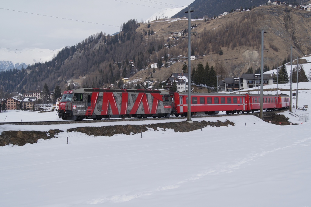 Ge 4/4 III 642 lsst am 3.3.11 mit ihrem Regio-Express nach St. Moritz Bergn hinter sich zurck.
