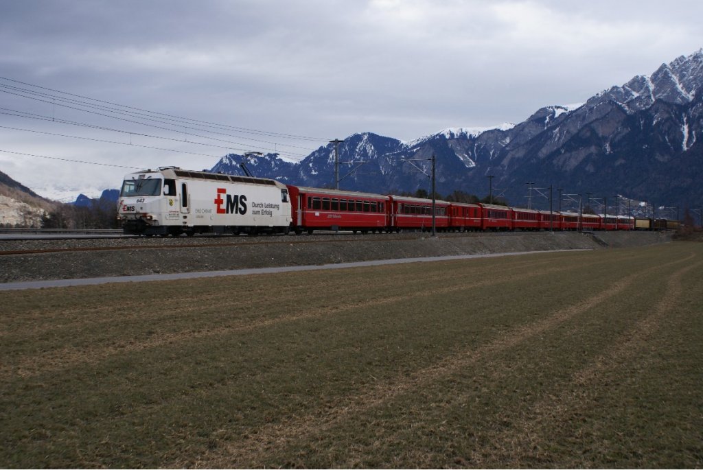 Ge 4/4 III 643 lsst am 22.2.10 Chur hinter sich zurck. Das Foto entstand bei Felsberg.