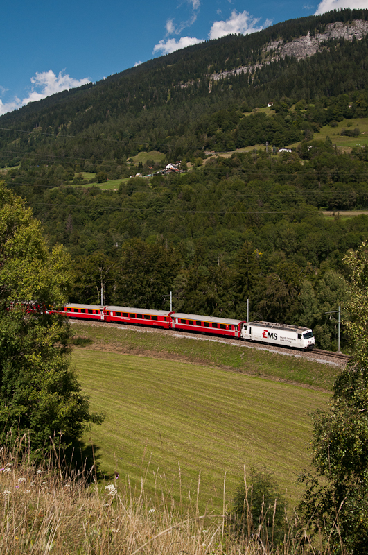 Ge 4/4 III 643  Vals  am 12. August 2011 mit dem RE 1132 (St. Moritz - Chur) bei Bonaduz.