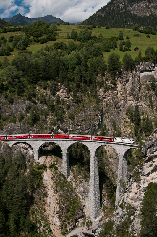 Ge 4/4 III 643  Vals  am 14. August 2011 mit dem RE 1141 (Chur - St. Moritz) am Landwasserviadukt.