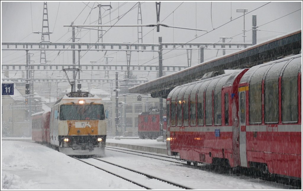 Ge 4/4 III 644  Savognin  setzt sich an die Spitze des RE1129 nach St.Moritz. (28.01.2010)